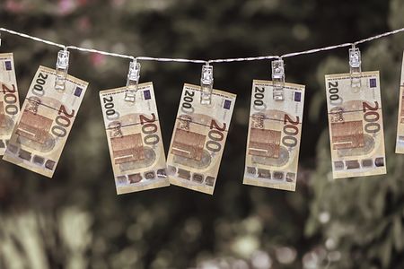 IHK24_Euroscheine_auf_Leine