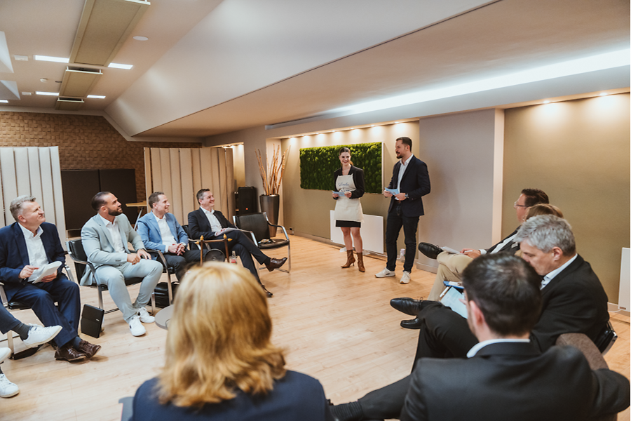 Pitch-Arena: 2 Teilnehmer pitchen vor der Experten-Jury