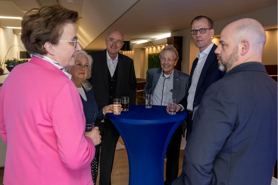 Stehende Personen im Raum