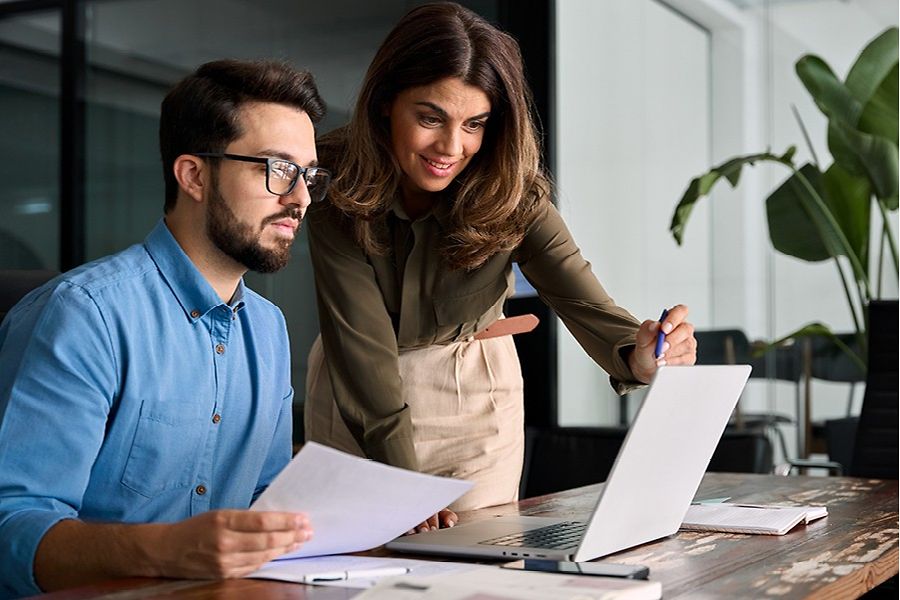 Mann und Frau schauen in ein Notebook