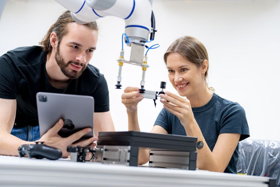 Zwei Personen die in der Produktion arbeiten